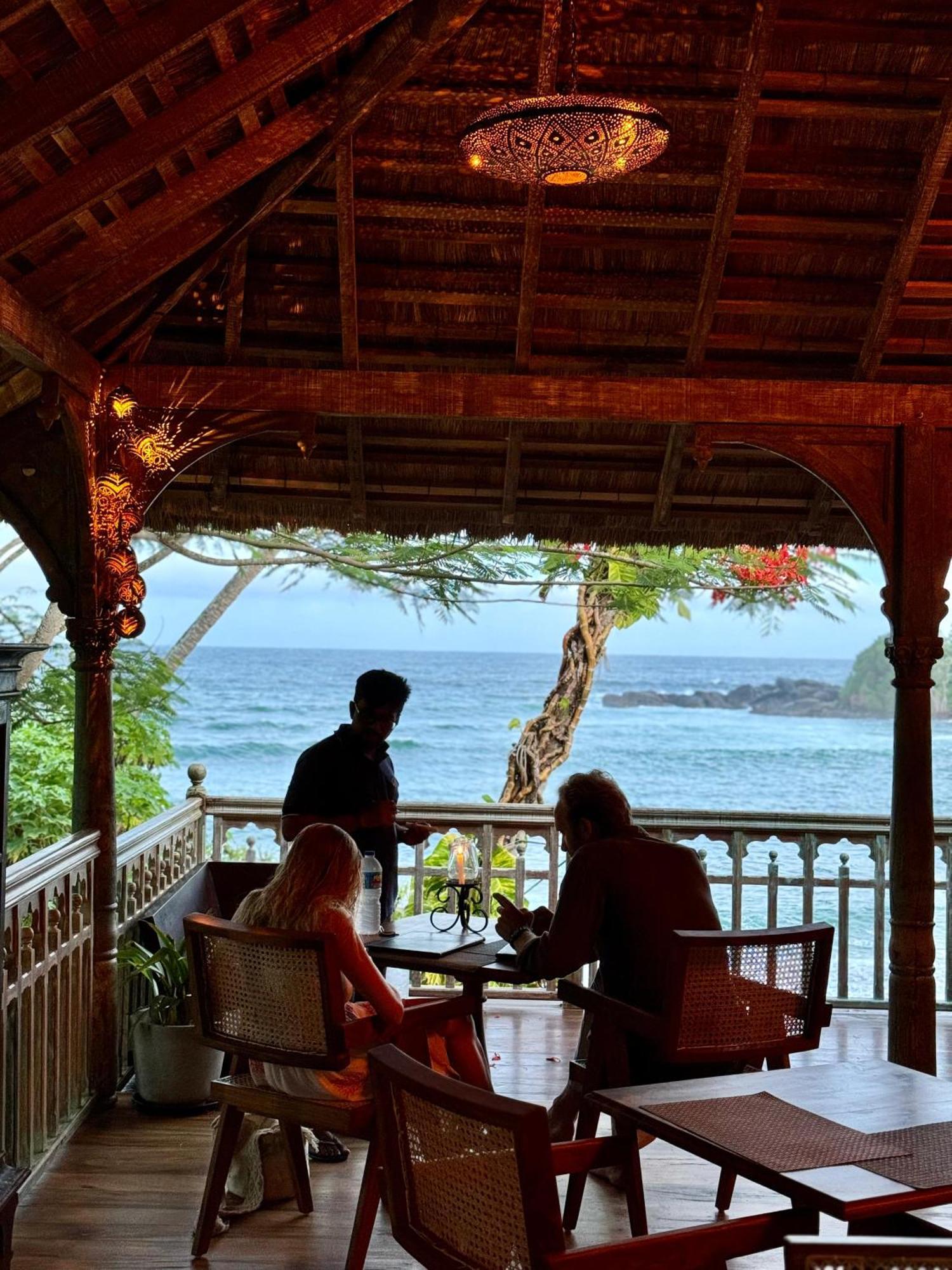 Aga Surf View Hotel Tangalle Eksteriør billede