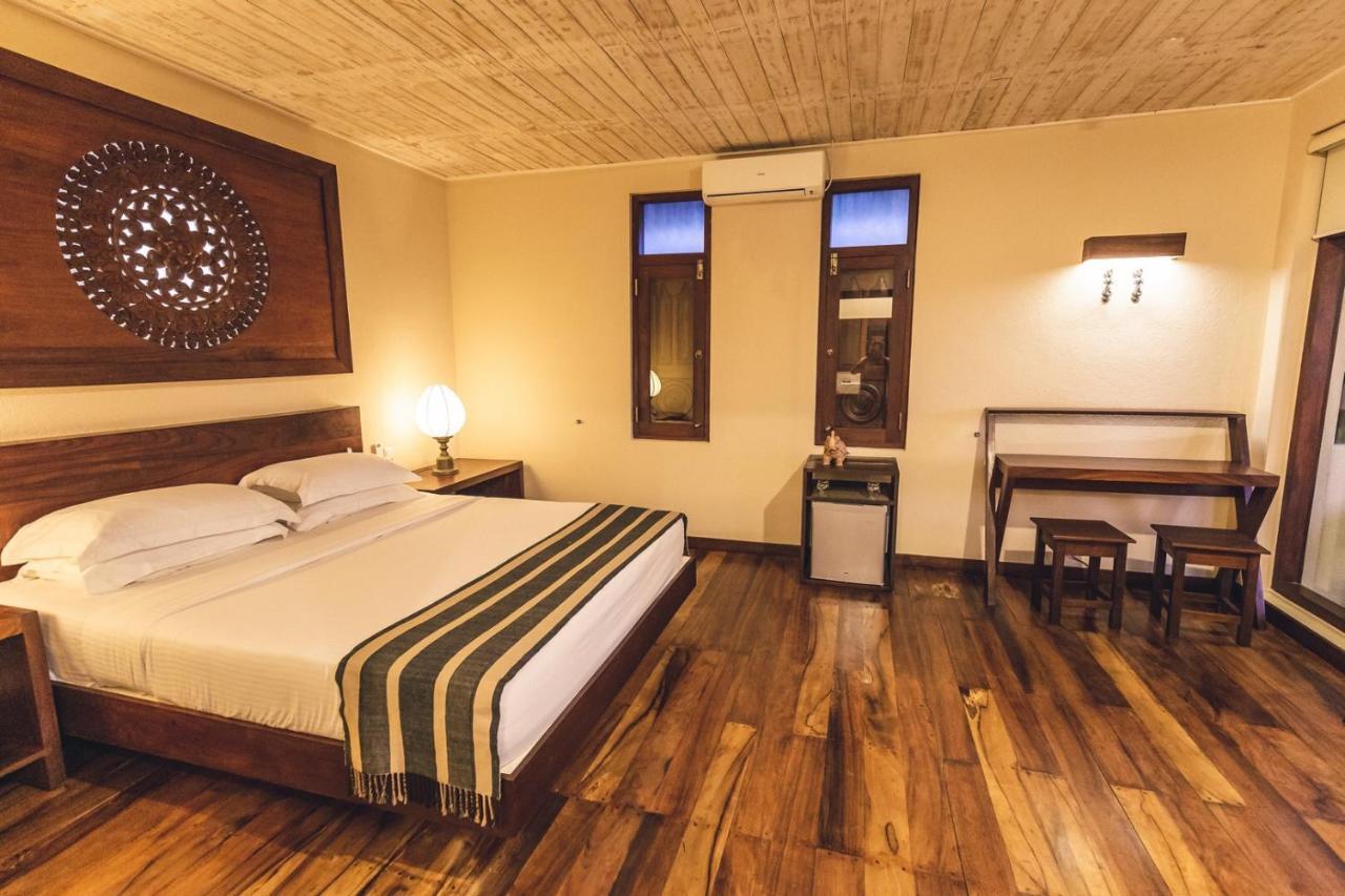 Aga Surf View Hotel Tangalle Eksteriør billede